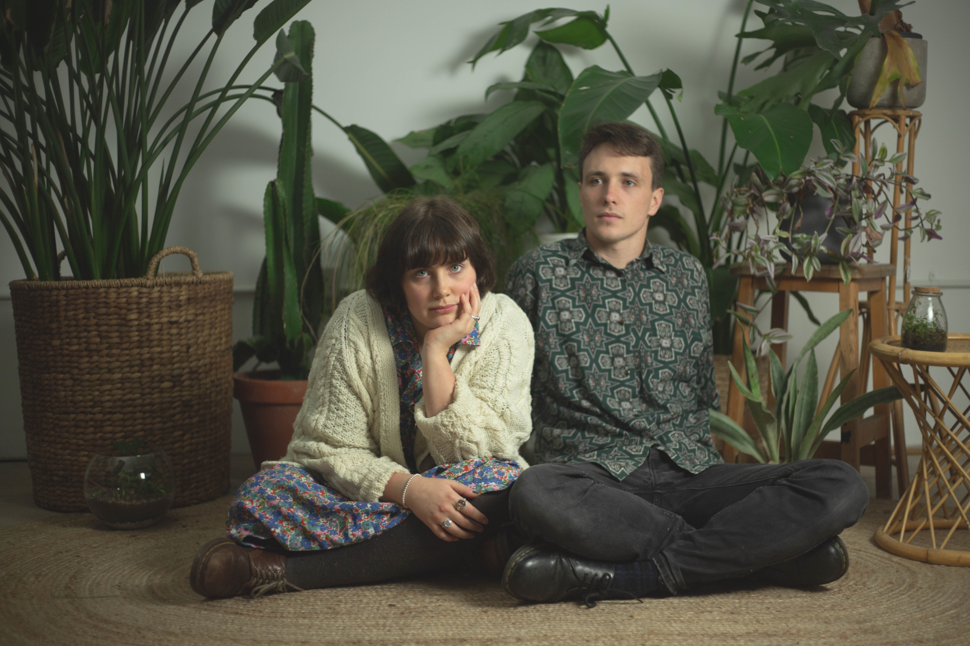 Bath-Based Alt-Folk Duo Humm Discuss Their Latest Single “Danced Alone (who I am when I’m in love),” Meeting as a Result of Failed A-Levels, and Recording in Sir Paul McCartney’s Childhood Home