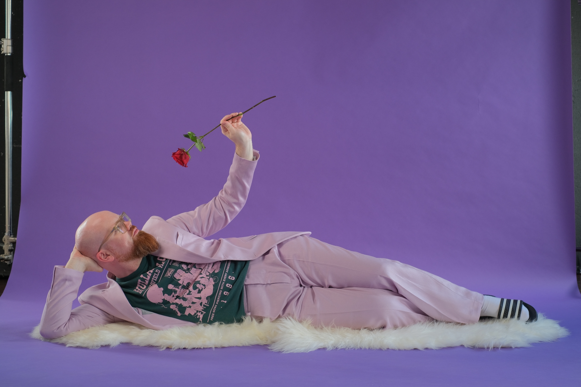 The Irish Alt-Pop Artist Mr Billy Fitzgerald Discusses His Latest EP “Little Gestures,” How Suffering from Long COVID Made Him Reevaluate Himself as an Artist, Recording His Sophomore Album, and More